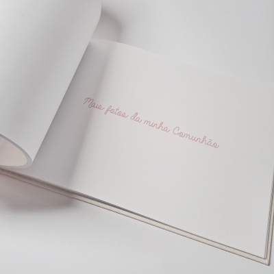 Livro aberto com texto 'Mais fotos da minha Comunhão'