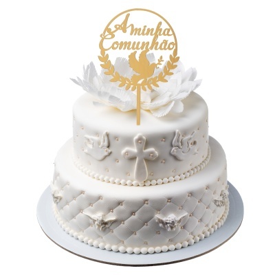 Bolo branco decorado com topper dourado 'A minha comunhão'