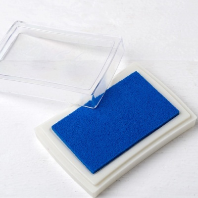 Carimbo branco com almofada de tinta azul e tampa transparente
