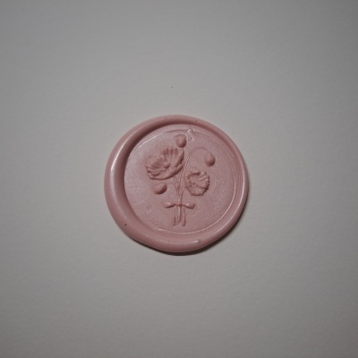 Selo de lacre rosa com desenho floral em relevo
