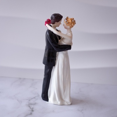 Figura decorativa de noivos em cerâmica pintada abraçados