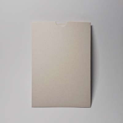 Envelope de papel cinza claro com textura ligeiramente rugosa