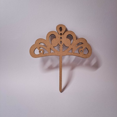 Pente de madeira decorativo castanho claro sobre fundo branco