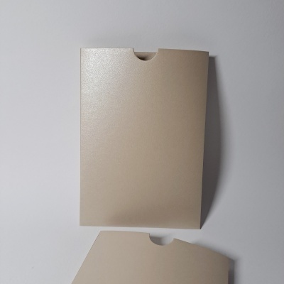 Dois envelopes creme com acabamento brilhante em fundo branco.