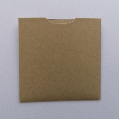 Envelope quadrado de cartão castanho claro reciclado sobre fundo branco