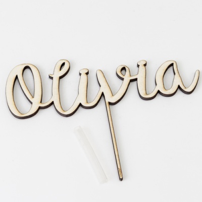 Placa de madeira com o nome Olívia em letras cursivas