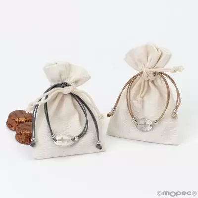 Dois saquinhos de tecido com pulseiras e bombons ao lado