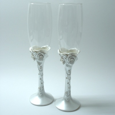 Par de taças de champanhe decoradas com rosas brancas e detalhes prateados
