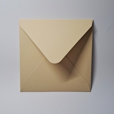 Envelope quadrado bege claro com textura sobre fundo branco