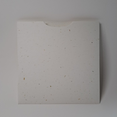Envelope quadrado branco com textura de fibras naturais