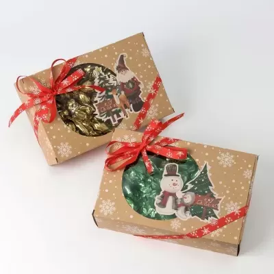 Duas caixas de presente natalícias com chocolates embrulhados