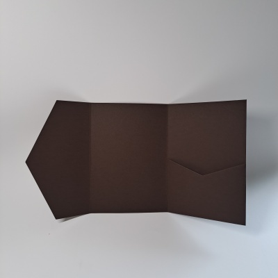 Envelope castanho aberto com bolso interior