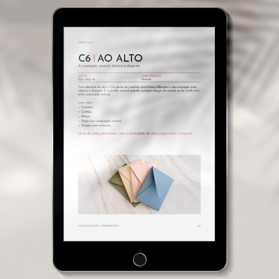 Página digital no ecrã de um tablet a mostrar três cadernos coloridos e texto descritivo.