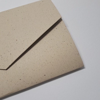 Envelope bege claro com textura granulada