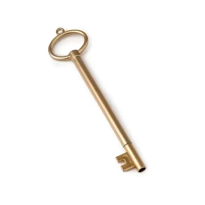 Chave antiga dourada com cabo redondo e aberto na extremidade