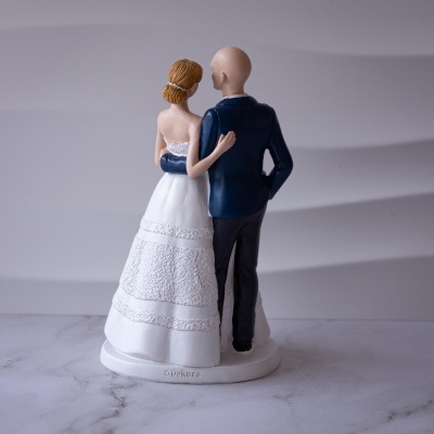 Figuras de noivos em porcelana de costas, noiva com vestido branco e noivo com fato azul