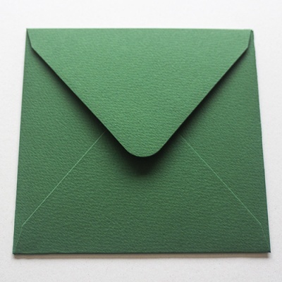 Envelope quadrado verde escuro com textura em papel