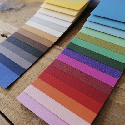 Amostras coloridas de papel ou tecido sobre madeira