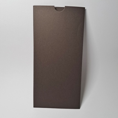 Caixa retangular castanha escura sobre fundo branco