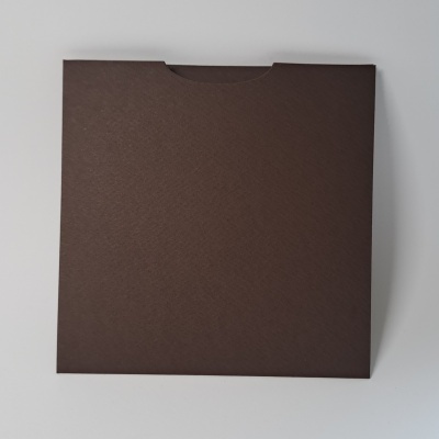 Envelope quadrado castanho em papel com abertura semicircular