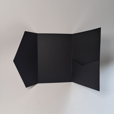 Pasta preta de cartão aberta com bolsa interna