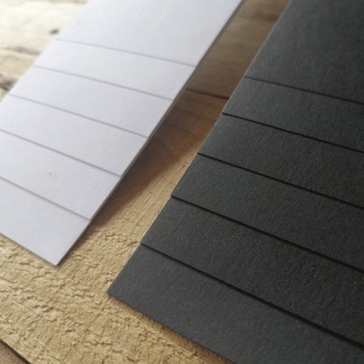 amostras de papel branco e preto com linhas horizontais