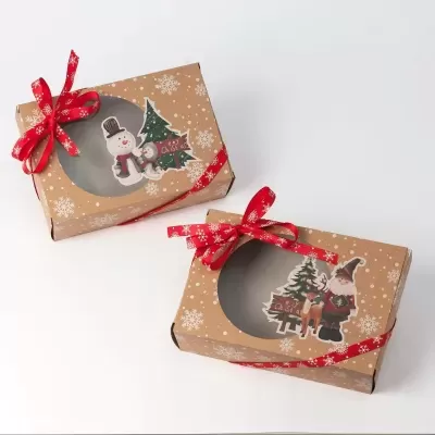 Caixas de presente natalícias com laço vermelho e decoração com boneco de neve e pessoas junto à árvore de Natal