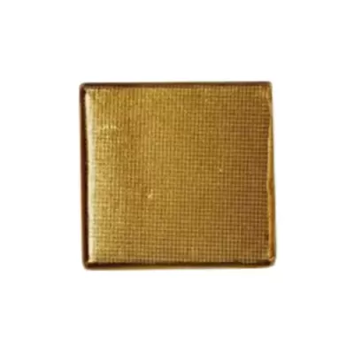 Quadrado de chocolate embalado em papel dourado com textura rugosa