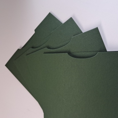 Cinco envelopes verdes escuros com aba semicircular