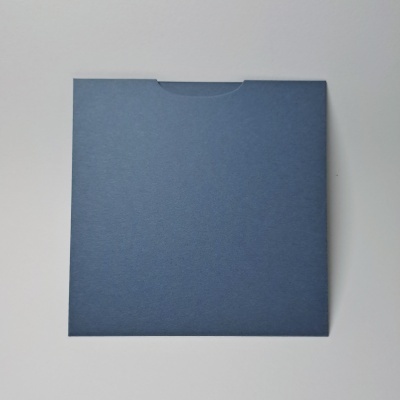 Envelope quadrado azul em fundo branco