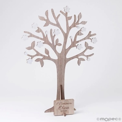 Árvore decorativa em madeira clara com placa gravada e elementos brancos