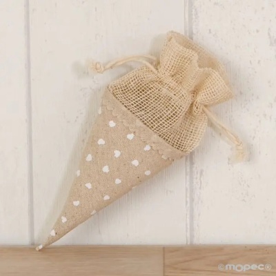 Saco triangular de tecido juta bege com corações brancos e fecho de cordão