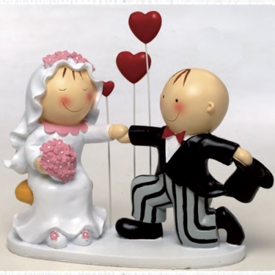 Estatuetas de casal de noivos com balões vermelhos de coração