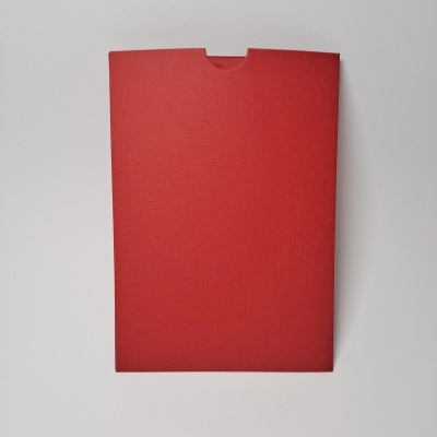 Envelope vermelho liso de papel com textura fina