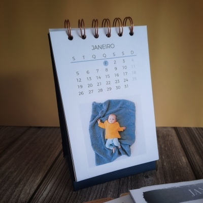 Calendário de secretária com mês Janeiro e foto de bebé