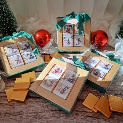 Caixas de chocolates decorativas de Natal com imagens musicais e elementos invernais
