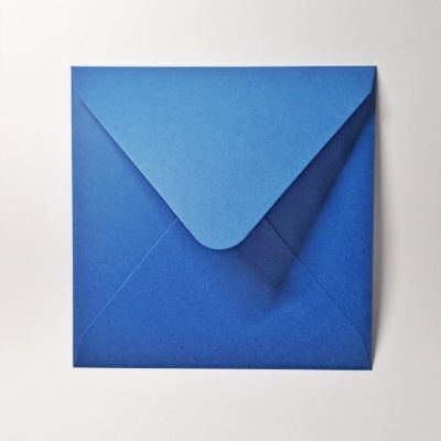 Envelope quadrado azul sobre fundo branco