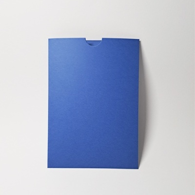 Envelope azul de papel com aba recortada sobre fundo branco