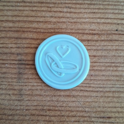 Selo de cera azul claro com coração e anéis entrelaçados