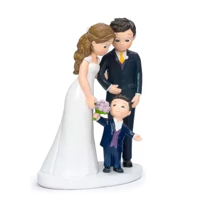 Figuras de cerâmica de casal de noivos com menino em fundo branco