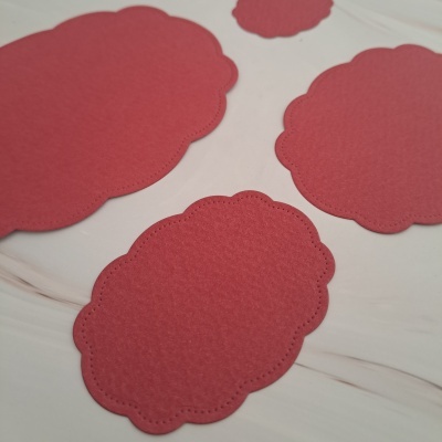 Bases de copo vermelhas em feltro com bordas onduladas