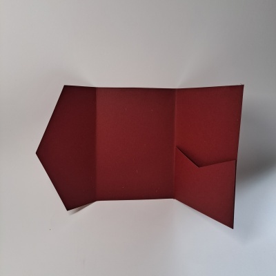 Envelope bordô aberto sobre fundo branco