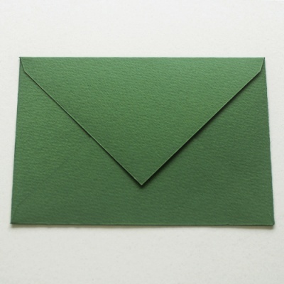 Envelope verde de papel visto por trás