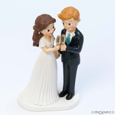 Figuras de noivos a brindar em cerâmica, noiva de branco e noivo de fato preto.