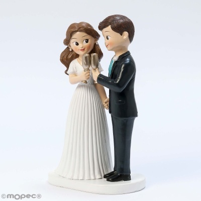 Figura decorativa de casal de noivos com taças, vestido branco e fato preto.
