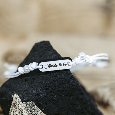 Pulseira branca com placa metálica 