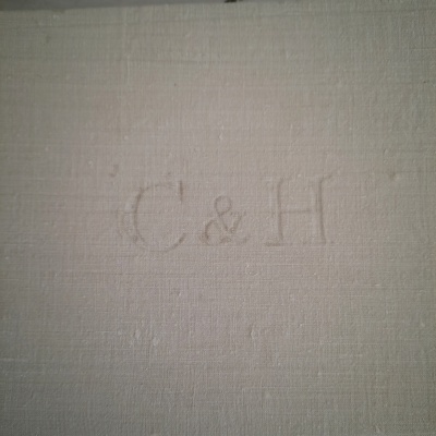 Pano branco com monograma em relevo C & H
