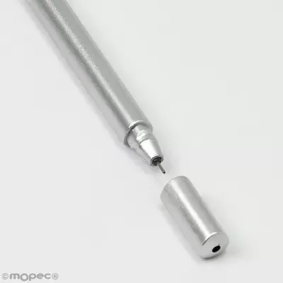 Caneta metálica prateada com tampa ao lado sobre fundo branco