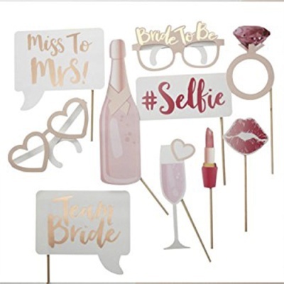 Acessórios de despedida de solteira para fotos com texto e formas diversas.