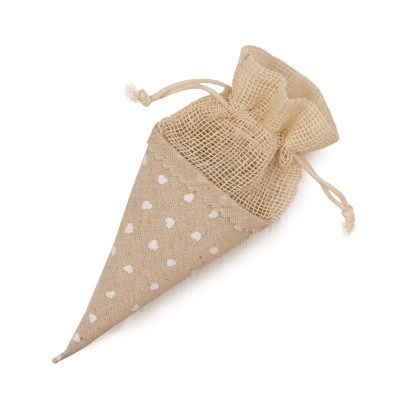 Saco de juta em forma de cone com corações brancos